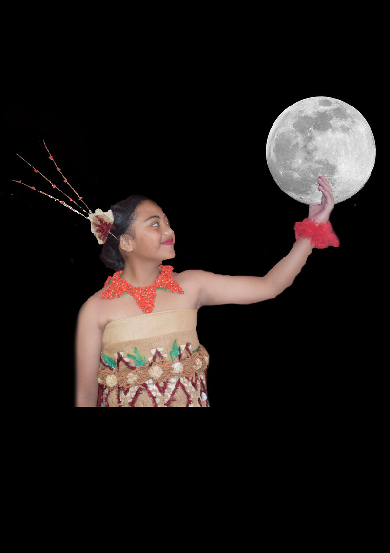 Mele Holding Moon